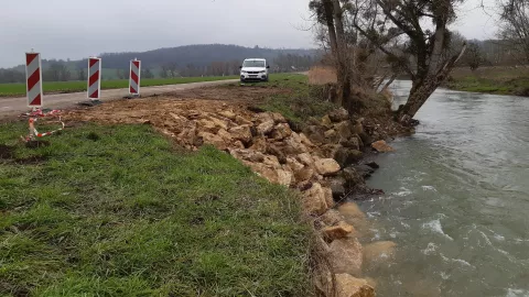 Enrochement de la berge effondrée 