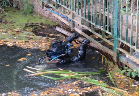 Un scaphandrier de l'entreprise Bonnevalle intervenant pour déposer la grille