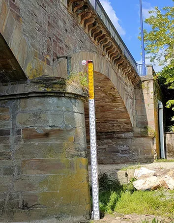 Echelle limnimétrique et repère de crue